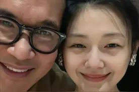 大S和现任老公合照流出，身材好的女人太适合穿抹胸裙，显优雅图片