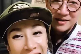 70岁港星定居上海，靠商演赚了多套别墅，二婚娶小21岁娇妻很幸福图片