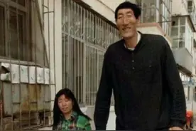 中国第一巨人鲍喜顺，不听医生劝告执意生子，现在儿子身高多少？图片