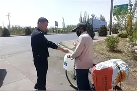 高速上骑车！危险图片