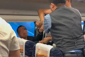高铁冲突现场曝光：脚臭引发激烈打斗，谁该为公共场所乱象负责？图片