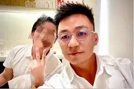王宝强近照大变样，穿白衬衫戴眼镜皮肤光滑，被指撞脸汪小菲图片