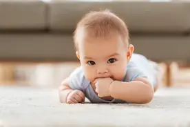 宝宝不会翻身怎么办？这4个方法帮你教宝宝翻身图片
