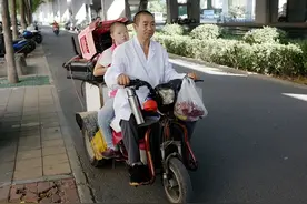 济南街头男子带着10岁“唐氏”女儿以推拿谋生，理解妻子的离开：一份痛苦，何必两个人承受图片