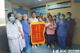 早产宝宝闯关记！60个日夜，1000克“袖珍宝宝”平安出院图片