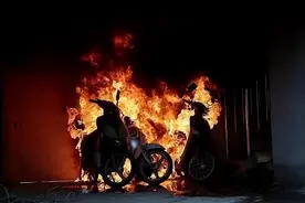 恐怖！5分钟楼道内爆炸18次！监控拍下这一幕…图片