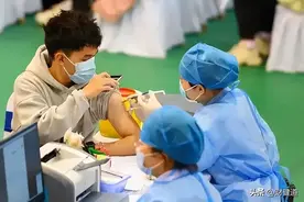 34亿剂之后，国产新冠疫苗不良反应报告率低于“常规接种疫苗”图片
