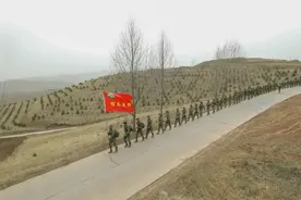 日行百公里，高原火箭兵有双“铁脚板”图片