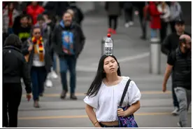 澳洲街头出现怪异亚裔少女，头顶水瓶，打扮奇特图片