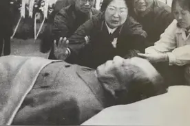 1976年毛主席逝世，李敏拿着守灵名单提醒道：我有个哥哥被落下了图片