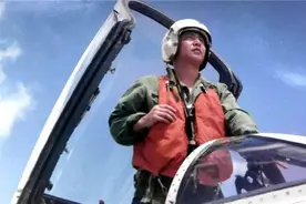 王伟牺牲21年，妻子接过丈夫军衔，特招入伍，儿子成海军军官图片