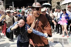 45岁军阀，抢19岁姑娘回家，当姨太太，次日得知身份：玩大了！图片