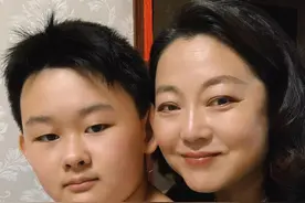 戏骨王茜华晒母子合照，被指眼凸明显变化大，儿子虎头虎脑长像爸图片