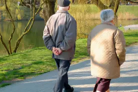 体内有疾，走路便知？提醒：若走路出现3个姿势，警惕是疾病信号图片