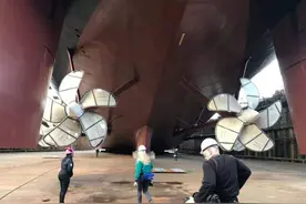 建造8到10万吨级航母，为何要求干船坞净深度尽量在14米以上？图片
