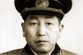 16岁瞒着父母加入红军，18年后成副司令返乡，母亲：长官你找谁？图片
