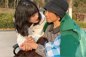 青岛19岁女孩休学陪伴患病妈妈，一幕幕视频是妈妈留给她的最后礼物！回校读书前，要把妈妈想去的地方走一遍图片