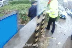 湖北武汉：老乡聚会后男子醉卧不知身处，52岁老民警冒雨跳进齐胸污水渠将他救起图片
