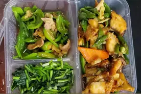 江西银行职员晒工作餐走红，两荤一素不重样，网友：我也想进银行图片