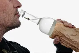 白酒是“毒酒”，不但有害健康还会致癌？白酒还能喝吗？图片