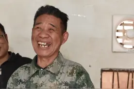 街头弹钢琴走红的深圳建筑工人，收到春晚邀请函！图片