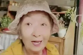 89岁老戏骨彭玉近况曝光，瘦了很多，女儿孝顺，67岁再嫁现任老公图片