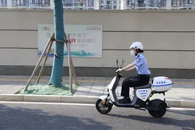 从暗暗较劲到学会理解 长大的我终于变成了你——这对公安父女兵正战斗在抗疫同一个战场上图片