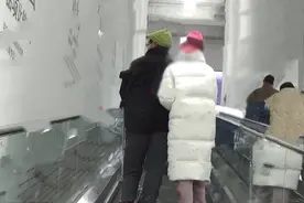 蒲巴甲恋情疑曝光，被女友挽手揽腰逛超市，曾向梁洁徐冬冬求过婚图片