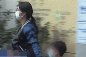 陈好带儿子现身医院，打扮低调左顾右盼，儿子身高长到妈妈胸口图片