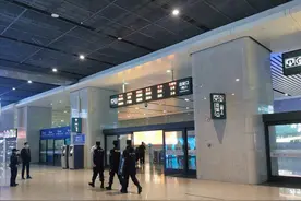 【天眼问政·追踪】出站口清爽了！多部门共治贵阳北站“喊客拉客”乱象图片