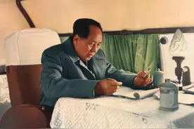 见李先念抽雪茄，毛主席看了半天：你有这么好的烟，怎么不告诉我图片