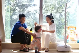 杜淳与家人一起过中秋，妈妈小姨罕见出镜，王灿大赞婆婆气质好图片