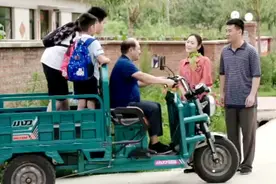 三轮车带娃上下学被禁止，老人接送孩子难问题如何解决？图片