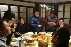我工资4000，参加同学聚会被灌酒，结束后儿子开车接我，同学傻眼图片