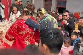 徐州农村结婚喝喜酒，亲姐姐随礼4万块！把姐夫当冤大头？图片