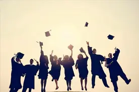 博士毕业后到国企年薪50万元，留在高校当老师年薪10万元选哪个？图片