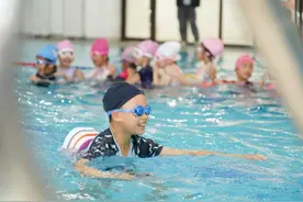 游泳课进中小学！南明区首个校内游泳馆落户翠微小学图片