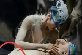 杨丽萍男伴舞台造型近乎全裸，观众不忍直视，网友：这真是艺术吗图片