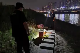 男子江边放烟花示爱 重庆水警依法查处图片