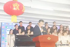 晨曦教育集团举办2022元旦联欢会 大爱之声合唱团大气开场图片