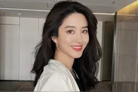 杨采钰和陈金飞的忘年恋彻底翻篇，杨采钰恋上小鲜肉并已经怀孕图片