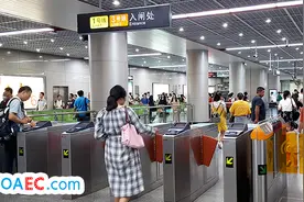 “刷卡”英文怎么说？千万别说“brush the card”！图片