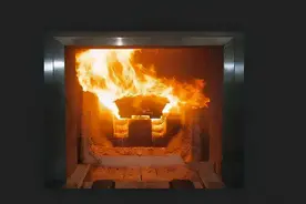 人没死就被推进火化炉，有机会呼救逃生吗？火化炉能否紧急关停？图片