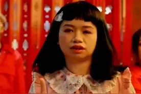 港圈谜之审美？女顶流阿仪撞脸凤姐，网友：这在我村都嫁不出去图片