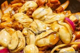 粤菜经典名肴生蚝鸡煲，嫩鲜营养又解馋，搭配2碗米饭，这味绝了图片