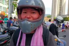 女老师骑摩托车支援重庆山火救援：正好暑假不上班，能帮一点是一点图片