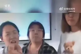 三女生霸凌她人还先告状，可恶！男生挺身而出仗义执言，该赞！图片