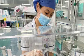 “蝴蝶宝贝”皮肤破损，一碰就碎！专家暖心守护助其破茧成蝶图片