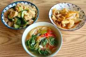 这是我们家夏季常吃的面条，再配上两个小菜，酸辣开胃，很过瘾图片