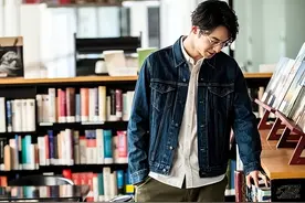 如何将经典牛仔外套穿出范来？搭配这“4条”裤子，高级又时髦图片